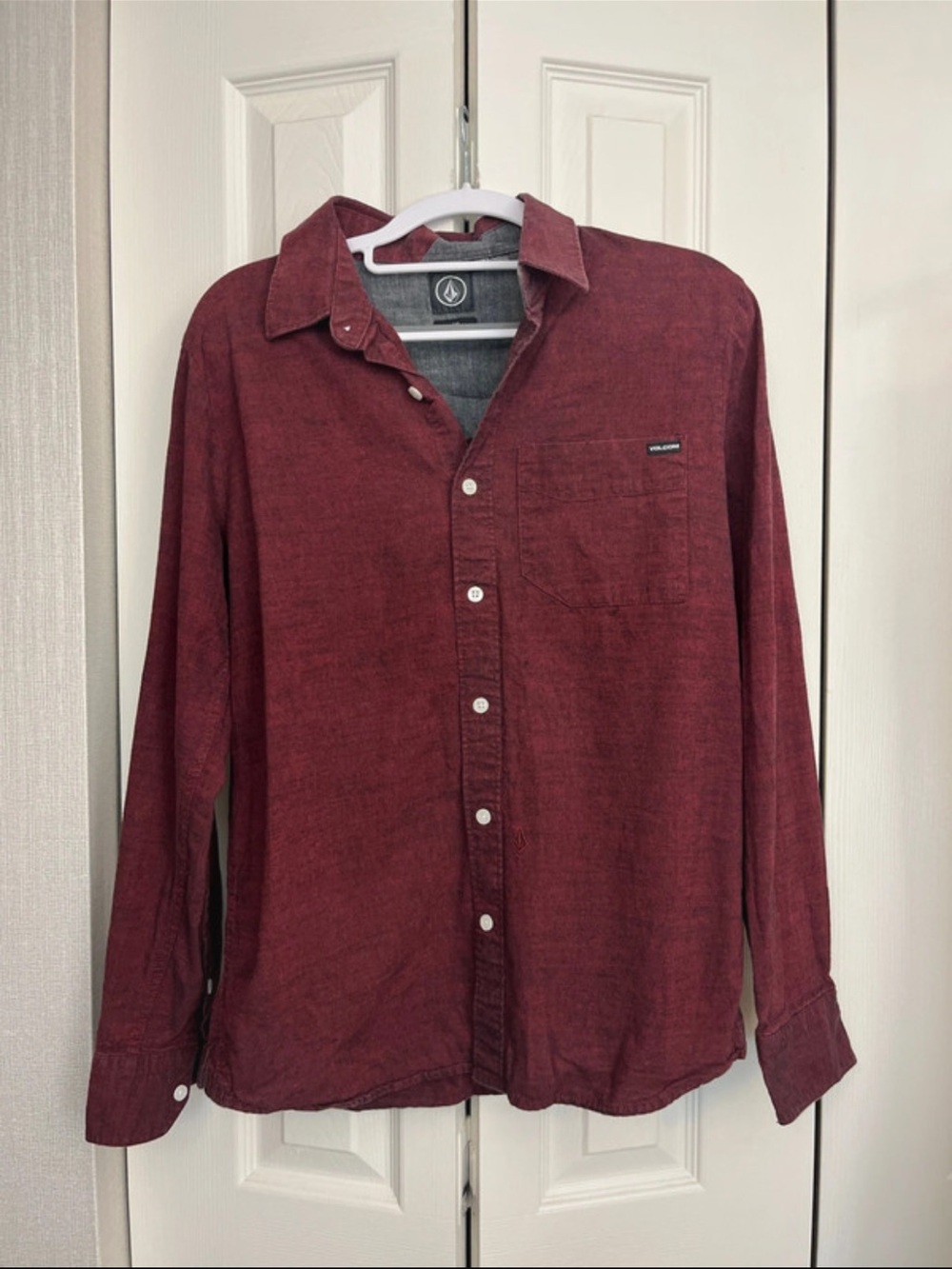 Volcom Men's Button-Down Shirt in Burgundy Red